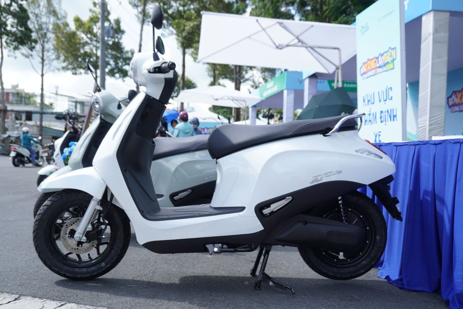 VinFast Evo Lite: Xe nhỏ gọn, thuận tiện đi lại, đổi pin nhanh