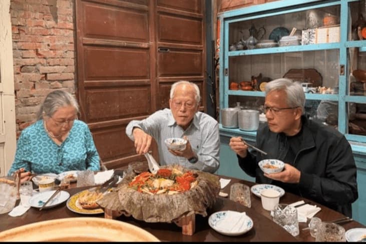 Bức ảnh bữa cơm gia đình của tỷ phú Jensen Huang khiến nhiều người suy ngẫm
