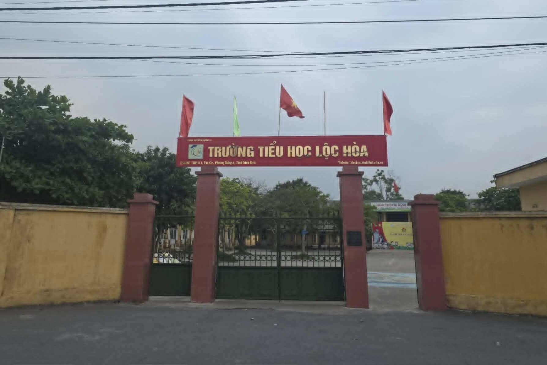 Thực hư thông tin trường tiểu học bớt tiền khen thưởng để in giấy khen