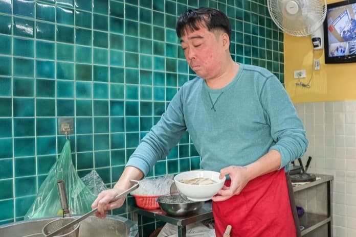 Quán phở gà Tiến được khách Tây khen “ngon nhất Hà Nội” nhận Michelin 3 lần