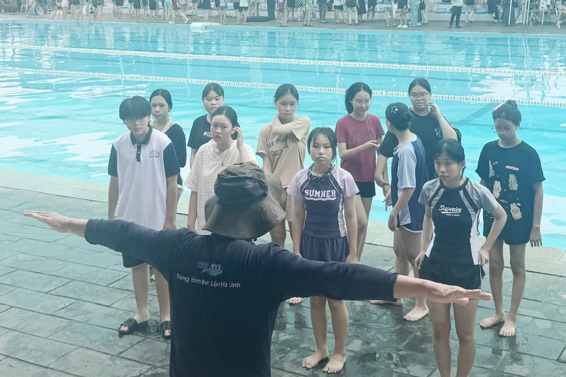 Bị phản ánh "ép" học sinh đi học bơi dịp hè, nhà trường lên tiếng