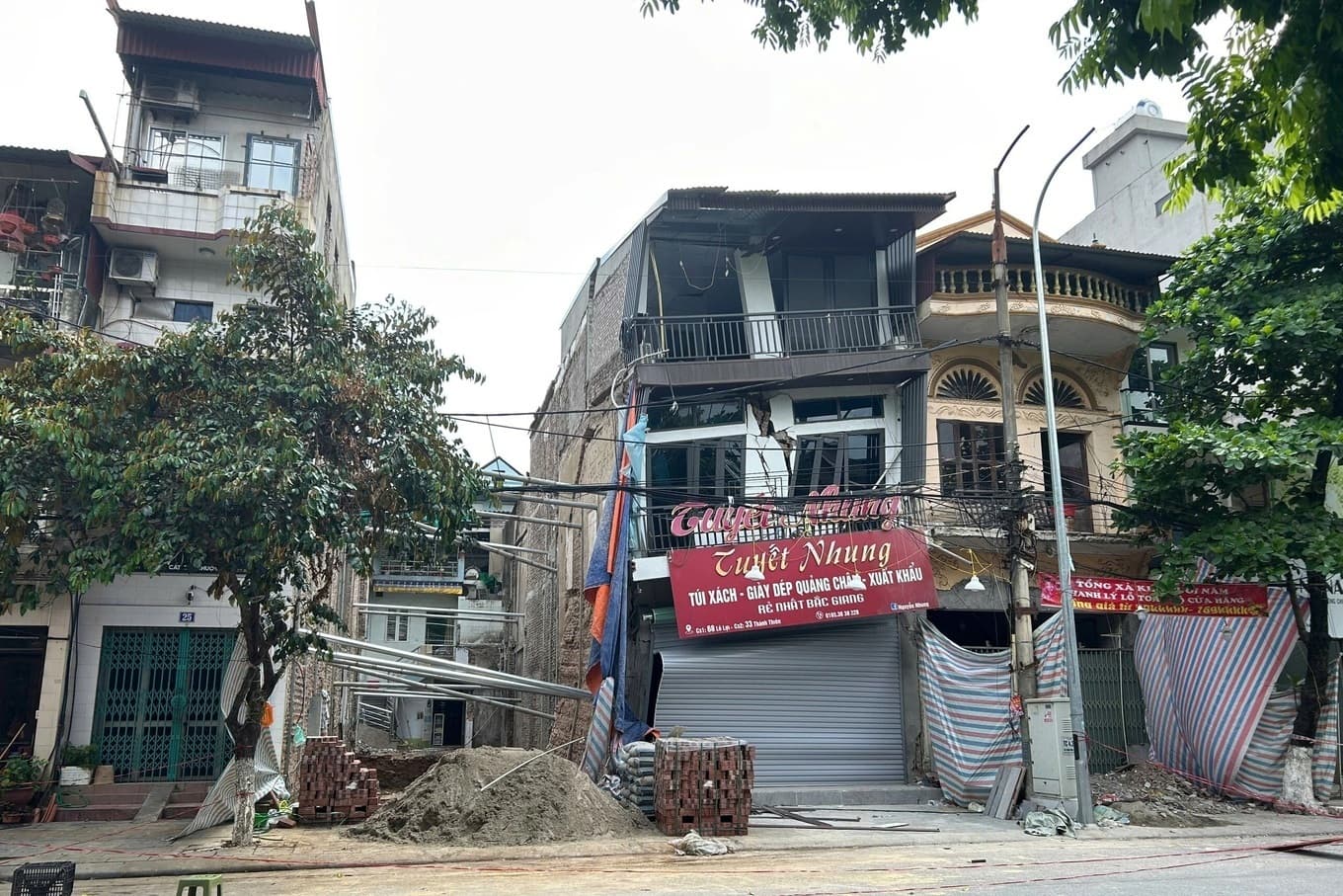 Hàng xóm đào móng xây nhà làm nứt, sập nhà mình: Đòi bồi thường thế nào?