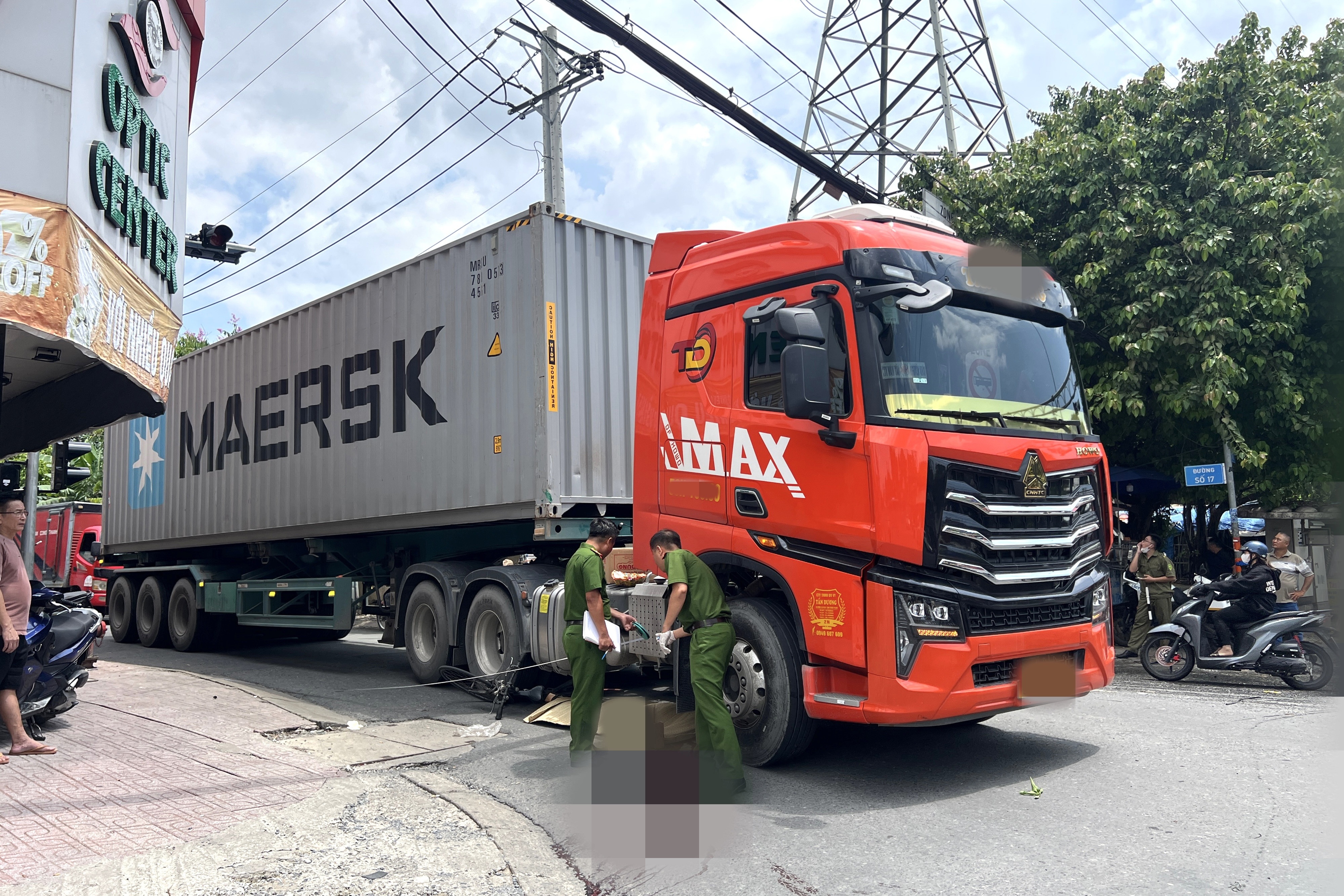 Ô tô đầu kéo container chạy giờ cấm, cán một người tử vong ở TPHCM