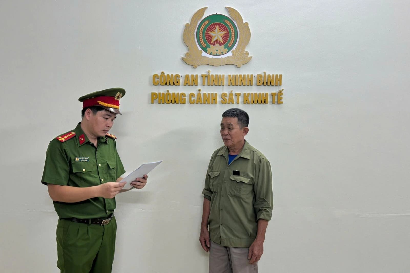 Khởi tố chủ thuyền hút cát trái phép trên sông Đáy