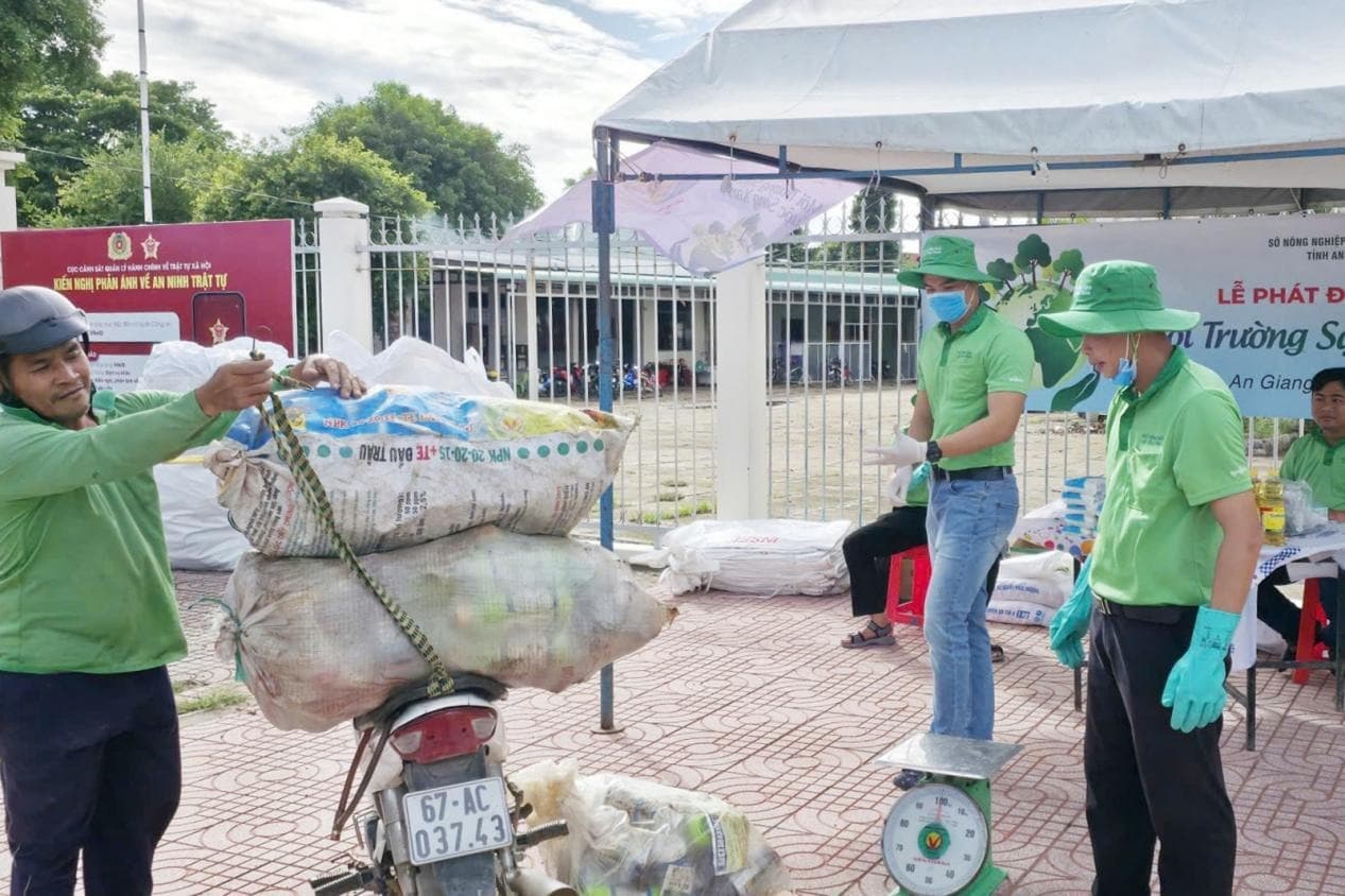 Thu gom vỏ bao thuốc bảo vệ thực vật hướng tới phát triển nông nghiệp bền vững