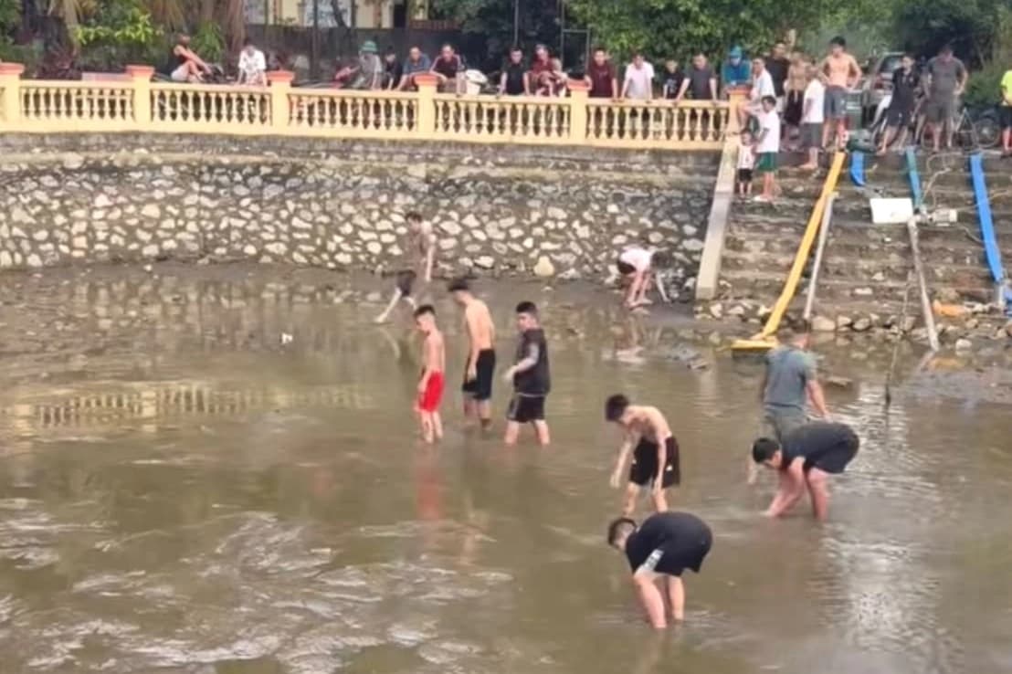Rơi dây chuyền dưới giếng làng ở Hà Nội, vợ chồng thuê máy bơm hút cạn nước