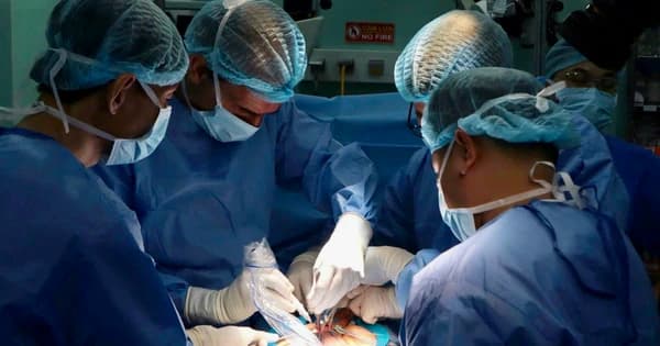 Ung thư nam khoa thường diễn tiến âm thầm, dễ bị bỏ qua